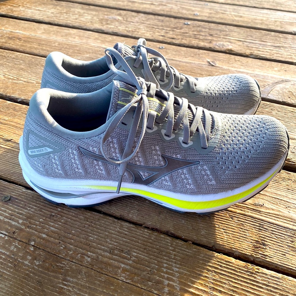 Mizuno Wave Rider 25